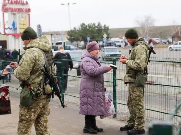 На КПВВ на Донбасі в чергах нарахували понад 220 автівок