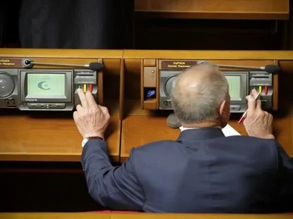 Ховав руку під газетою: у Раді зафіксували ще одного кнопкодава