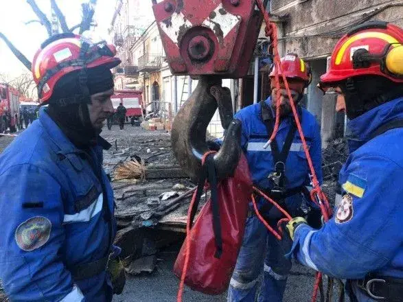 Для розбору завалів в одеському коледжі задіяли автокран