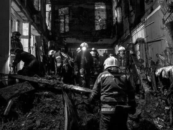 На місці пожежі у коледжі в Одесі триває розбір завалів