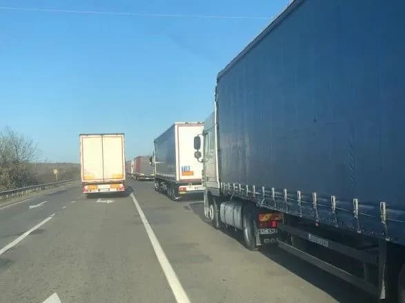У пункті пропуску "Ягодин" у чергах залишаються 300 вантажівок