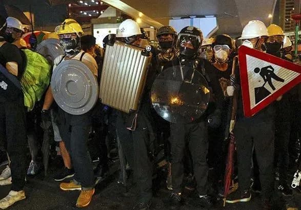 Десятки тисяч протестуючих вийшли на новий мітинг у центрі Гонконгу