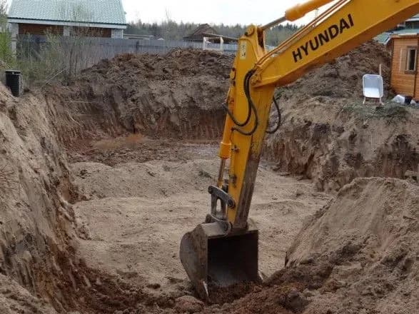 В Одесі на будівництві чоловік впав у 3-метровий котлован