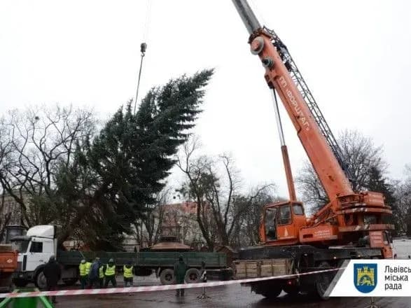 У Львові встановили головну новорічну ялинку