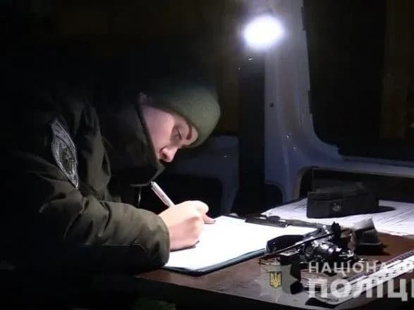 У Києві перехожий завадив зловмиснику прикріпити підозрілий предмет на авто