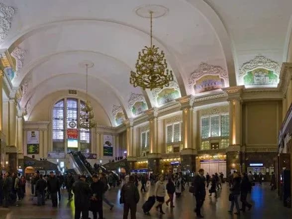 У Києві жінка вдарила поліцейського, а чоловік розпилив йому в обличчя газ