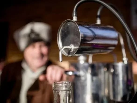 Названо середню вартість самогону в Україні