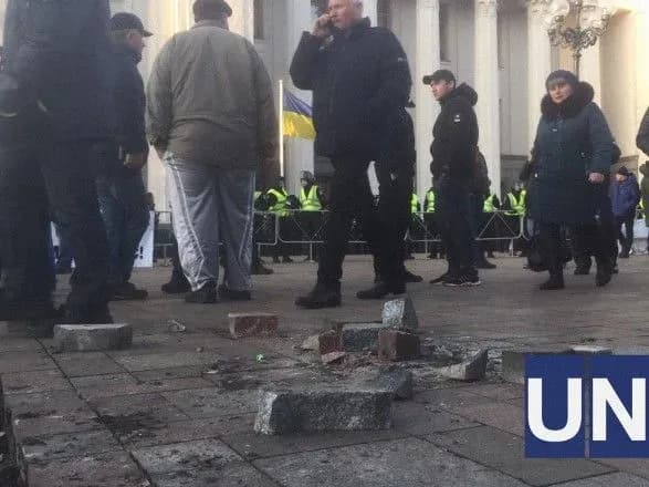 Ситуація під ВР: розібрана бруківка та розбиті вікна