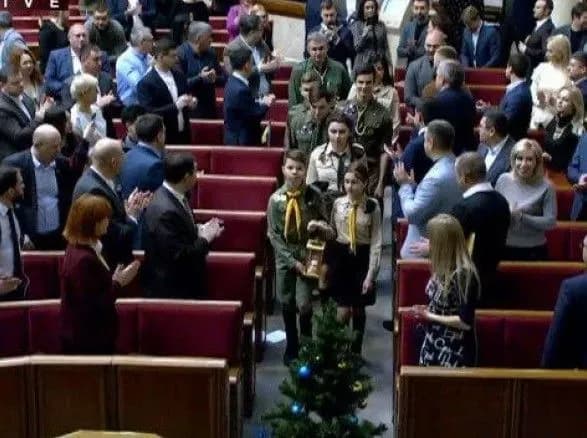 У Раду принесли Віфлеємський вогонь миру