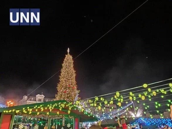 У Києві засвітили головну ялинку країни