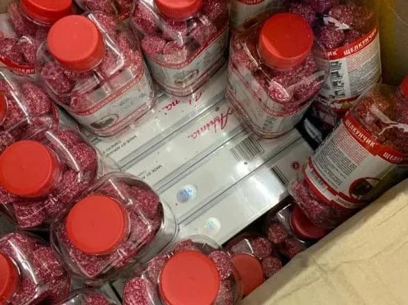 На кордоні з Румунією затримали чоловіка, що ховав сигарети серед отрути для пацюків