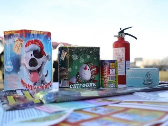 У ДСНС дали поради щодо використання піротехніки та безпечного встановлення ялинки