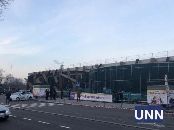 Поліція охороняє територію КВЦ "Парковий" перед корпоративом "Слуги народу"