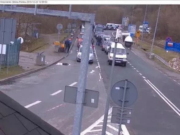 На границе с Польшей образовались новогодние очереди: что известно