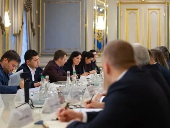 Зеленський закликав мережі АЗС реально знизити ціни на пальне