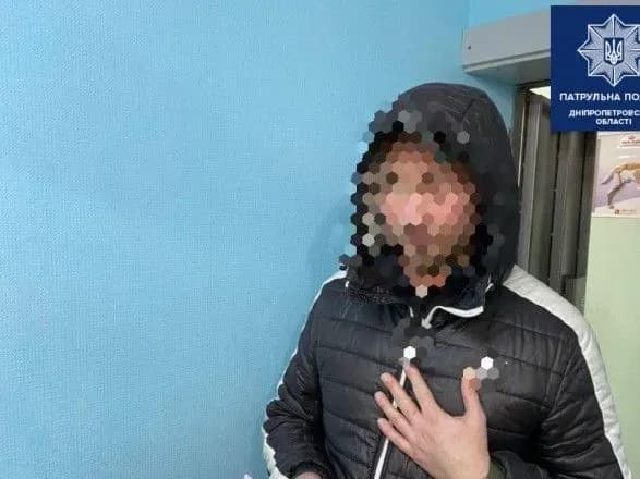 У Дніпрі продавщиця влаштувала погоню за п’яним клієнтом, який поцупив костюм для собаки