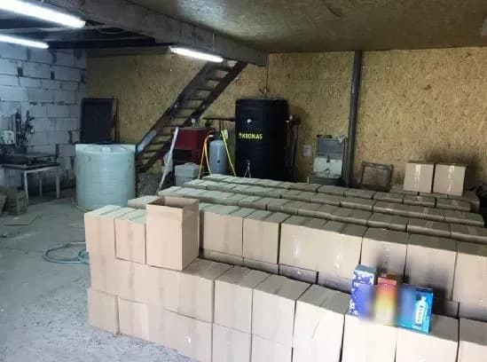 В Сумской области осудят группу лиц, которая изготавливала и продавала алкофальсификат "в промышленных масштабах"