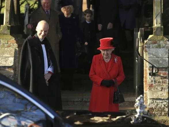 Дизайнер Єлизавети II розповіла, як обирає королеві різдвяні вбрання