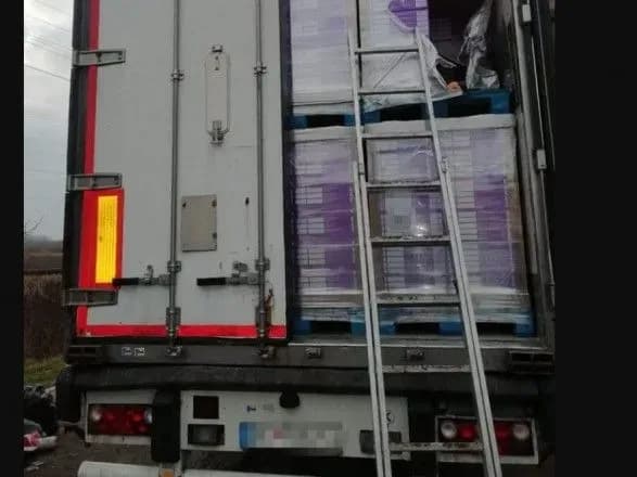 На Закарпатті блокували незаконне переправлення 100 тисяч пачок цигарок до Європи