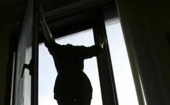 У Києві жінка випала з 13 поверху багатоповерхівки