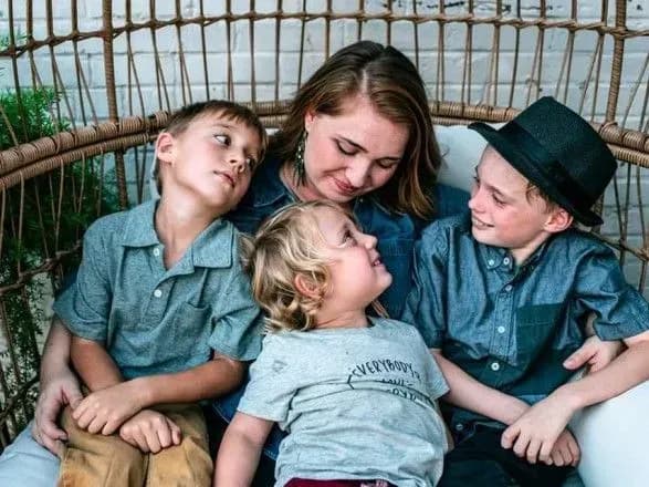 Зеленського просять додавати жінкам 10 років стажу за виховання дитини