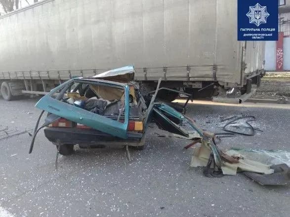 Засліпило сонце: у Дніпрі легковик врізався у фуру, одна людина загинула