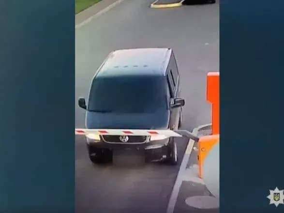 Мінування Одеського аеропорту: чоловік у куртці з написом "Совість" увірвався в термінал