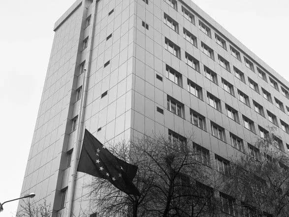 Представительство ЕС в Украине приспустило флаг в знак памяти жертв рейса МАУ