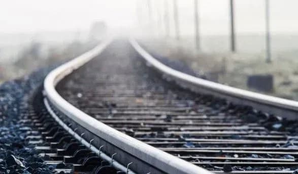 Під колесами пасажирського поїзда помер невідомий