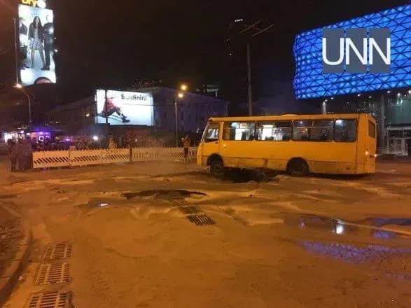 Порив труби біля Ocean Plaza: рятувальники винесли з ТЦ 5 осіб, в однієї жінки опіки ніг