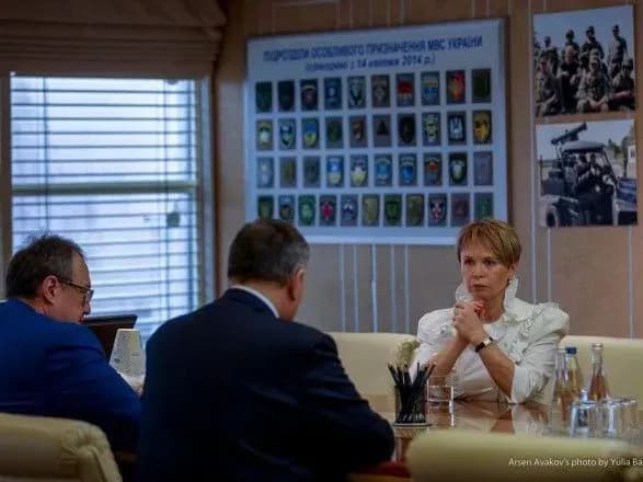 Аваков встретился с матерью Амины Окуевой: речь шла о расследовании убийства