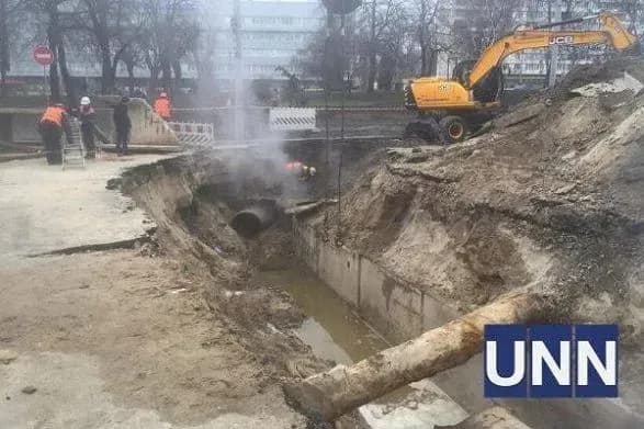 Біля Ocean Plaza ліквідовують наслідки масштабного пориву теплотраси