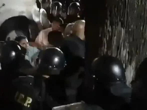 У Гватемалі колишніх президента та віцепрезидента закидали яйцями в знак протесту