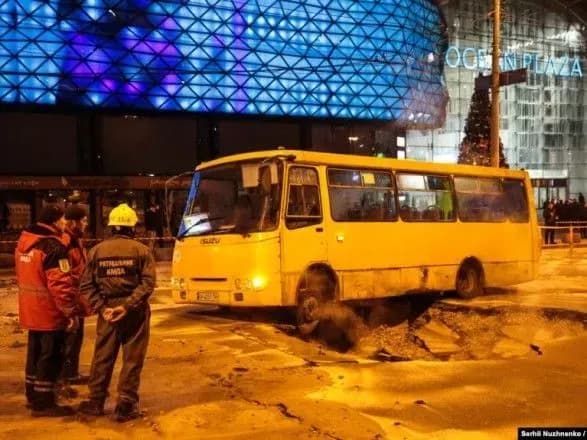 КМДА буде приймати скарги від потерпілих через прорив тепломережі біля Ocean Plaza до кінця місяця