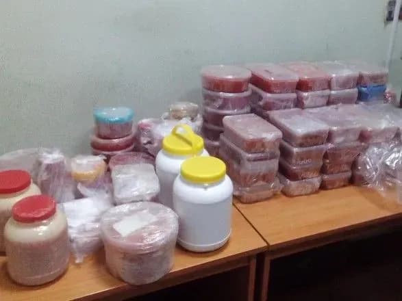 В Україну хотіли провезти 85 кг червоної ікри, заховавши у жіночих речах