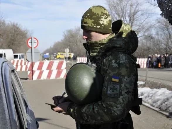У КПВВ на Донбасі в чергах застрягло 370 автомобілів