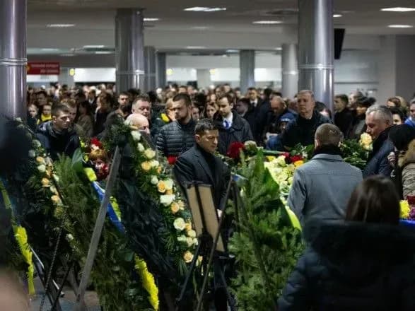 Зеленський попрощався із загиблими в Ірані і поспілкувався з їх рідними