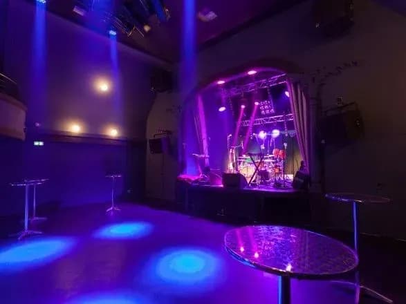 Канадський гурт скасував виступ у Парижі через вибух петарди перед концертом