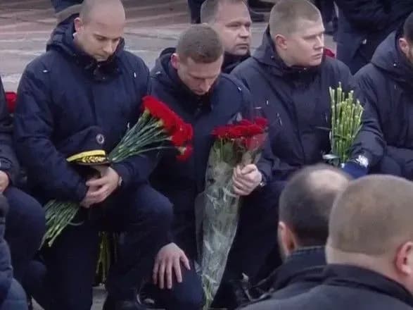 Пілоти стали на коліна: як співробітники МАУ зустріли жалобний кортеж