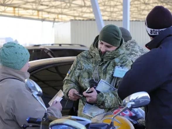 Близько 300 авто застрягли у чергах на КПВВ на Донбасі