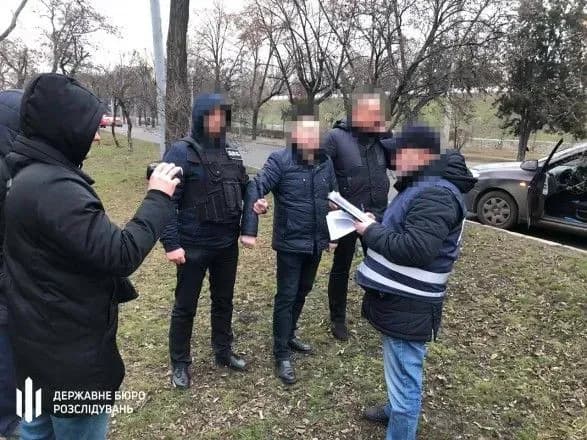 У Полтаві правоохоронця затримали на хабарі у розмірі 1,5 тис. доларів