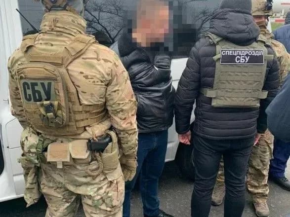 В Одесі посадовців міграційної служби затримали за легалізацію мігрантів