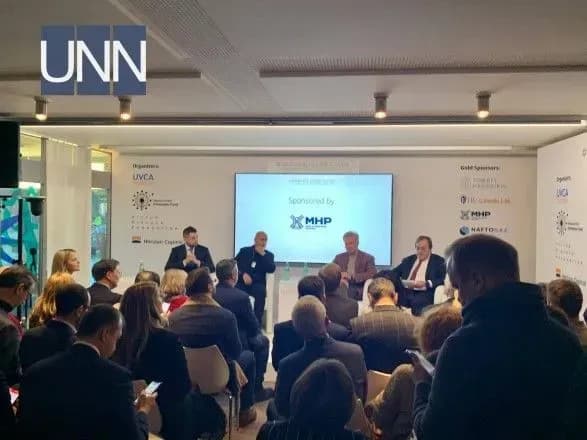 На выступлении Арахамии и Косюка в Давосе собралась толпа