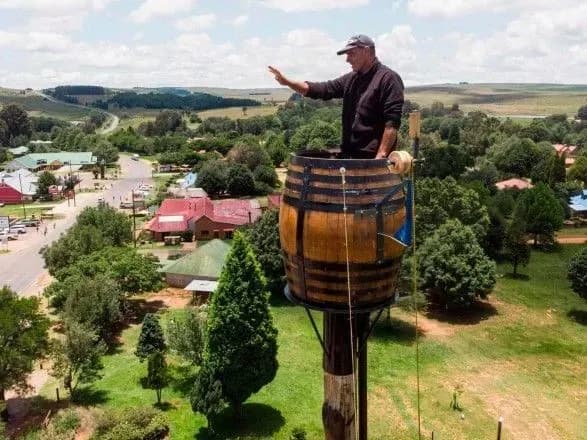"Диоген" из ЮАР живет в бочке уже более двух месяцев ради рекорда