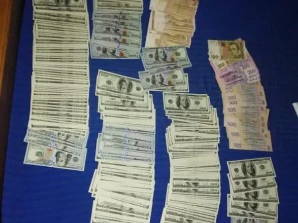 На Львівщині затримали угруповання, яке вибивало у заробітчанина 50 тисяч доларів неіснуючого боргу