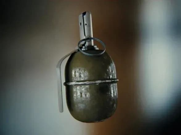 На Хмельниччині внаслідок вибуху гранати у дворі багатоповерхівки загинув чоловік