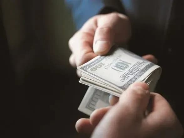 Найбільше заважають розвитку України корупція і війна – опитування