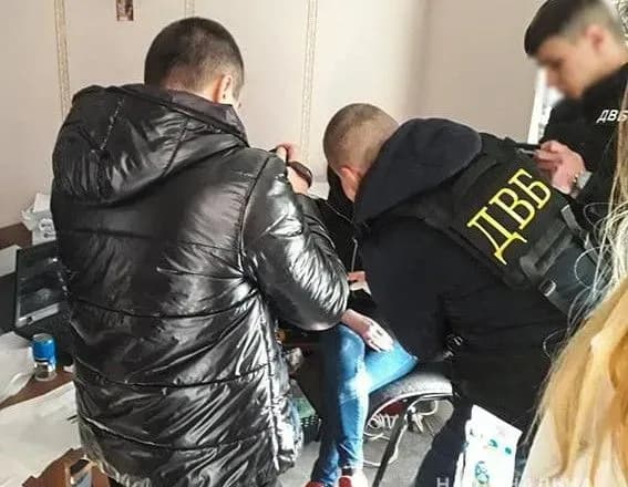 Женщина погорела на взятке за решение вопроса в сервисном центре МВД