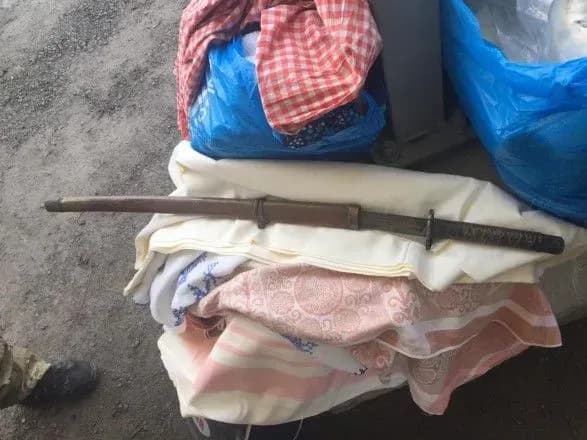 Чоловік намагався провезти катану до зони ООС