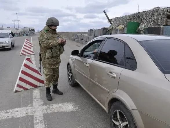 На КПВВ у зоні ООС в чергах нарахували 240 автівок